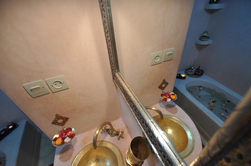 Riad La Famille Marrakesh Exterior photo